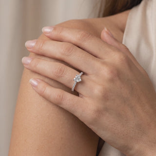 Bague Vendôme Cœur portée au doigt, or rose 18 carats — Maison Laveran Paris