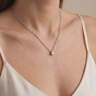 Pendentif Diamant Montaigne Poire porté, or jaune 18 carats — Maison Laveran Paris