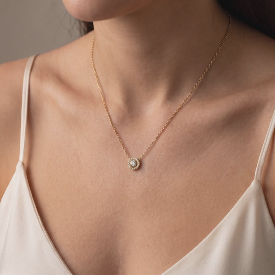 Pendentif Georges V Diamant Rond porté, or blanc 18 carats ou platine 950 — Maison Laveran Paris