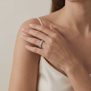 Alliance Montaigne Diamants Ovales portée au doigt, or blanc 18 carats ou platine 950 — Maison Laveran Paris