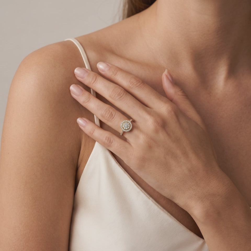Bague Mirabeau Diamants portée au doigt, or blanc 18 carats ou platine 950 — Maison Laveran Paris