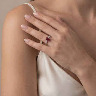 Bague Vendôme Rubis Synthétique Taille Émeraude portée au doigt, vidéo, modèle présenté en or blanc 18 carats — Maison Laveran Paris