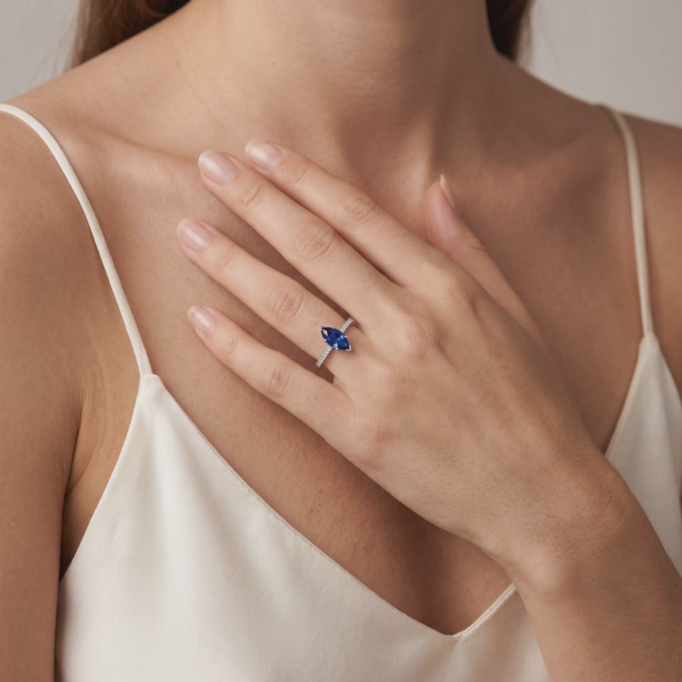 Bague Vendôme Saphir Bleu Synthétique Marquise portée au doigt, vidéo, modèle présenté en or blanc 18 carats — Maison Laveran Paris