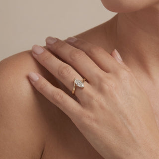 Solitaire Marquise Élysée porté au doigt, or rose 18 carats — Maison Laveran Paris