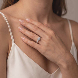 Bague Batignolles portée au doigt, or rose 18 carats — Maison Laveran Paris
