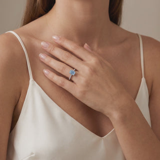 Bague Vendôme Diamants Bleu Taille Émeraude portée au doigt, vidéo, modèle présenté en or blanc 18 carats — Maison Laveran Paris