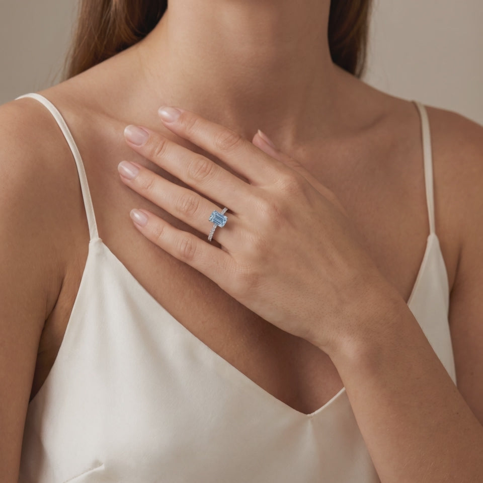 Bague Vendôme Diamants Bleu Taille Émeraude portée au doigt, vidéo, modèle présenté en or blanc 18 carats — Maison Laveran Paris