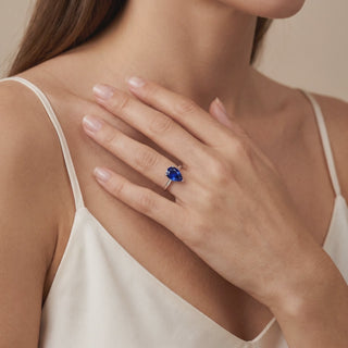 Bague Montaigne Saphir Bleu Synthétique Poire portée au doigt, vidéo, modèle présenté en or blanc 18 carats — Maison Laveran Paris