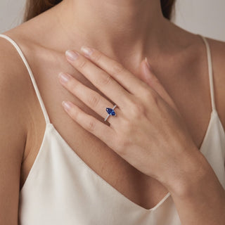 Bague Vendôme Saphir Bleu Synthétique Marquise portée au doigt, vidéo, modèle présenté en or blanc 18 carats — Maison Laveran Paris