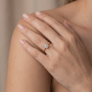 Bague Monceau portée au doigt, or jaune 18 carats — Maison Laveran Paris