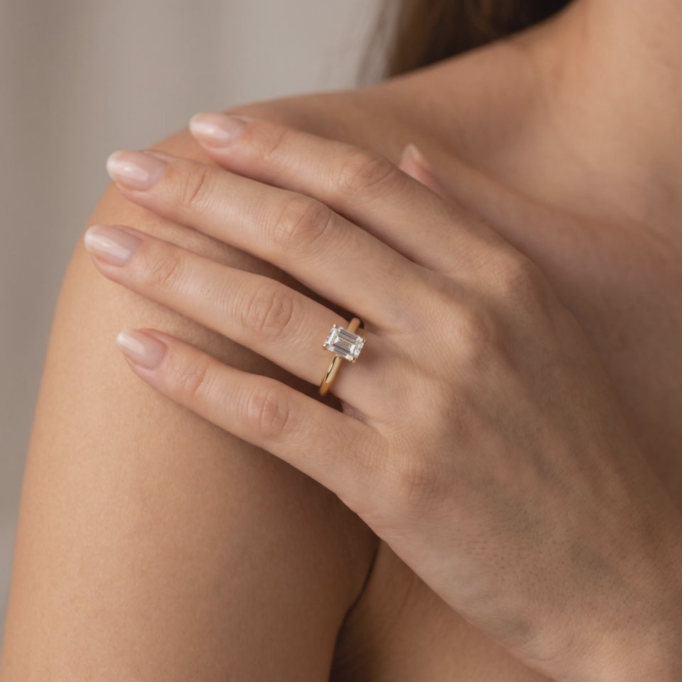 Bague Montaigne Diamant Taille Émeraude portée au doigt, or blanc 18 carats ou platine 950 — Maison Laveran Paris