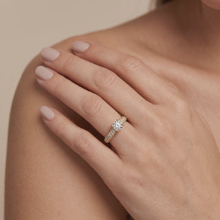 Bague Victor Hugo portée au doigt, or jaune 18 carats — Maison Laveran Paris