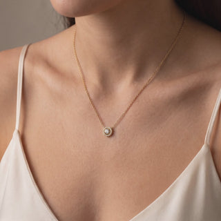Pendentif Georges V Diamant Rond porté, or jaune 18 carats — Maison Laveran Paris