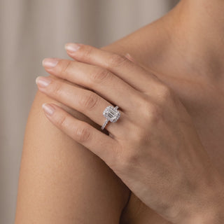 Bague Odéon Diamants Taille Émeraude portée au doigt, or jaune 18 carats — Maison Laveran Paris