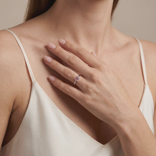 Bague Montaigne Diamant Rose Rond portée au doigt, vidéo, modèle présenté en or blanc 18 carats — Maison Laveran Paris