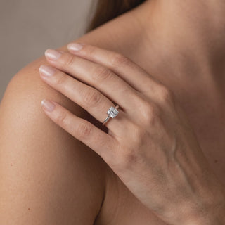Bague Montaigne Diamant Coussin portée au doigt, or blanc 18 carats ou platine 950 — Maison Laveran Paris