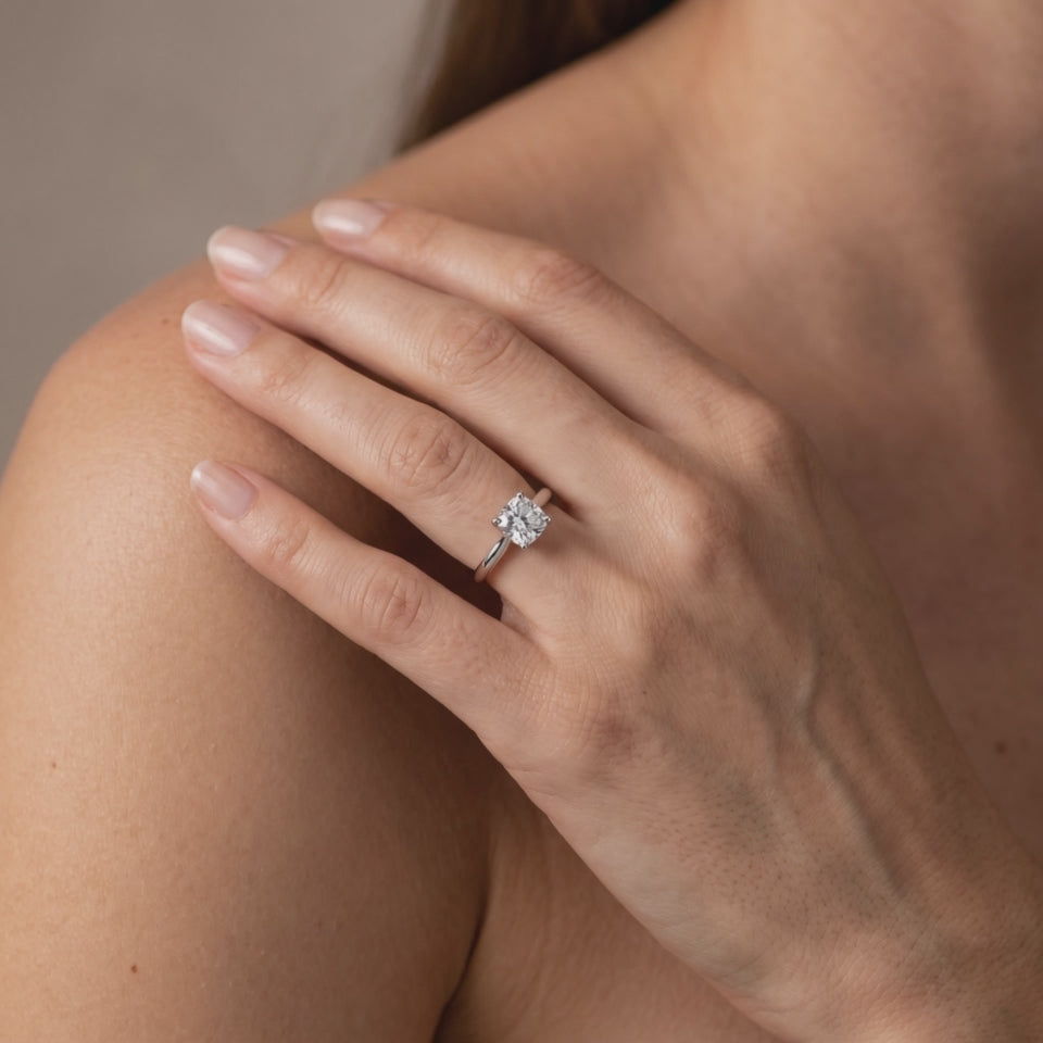 Bague Montaigne Diamant Coussin portée au doigt, or blanc 18 carats ou platine 950 — Maison Laveran Paris