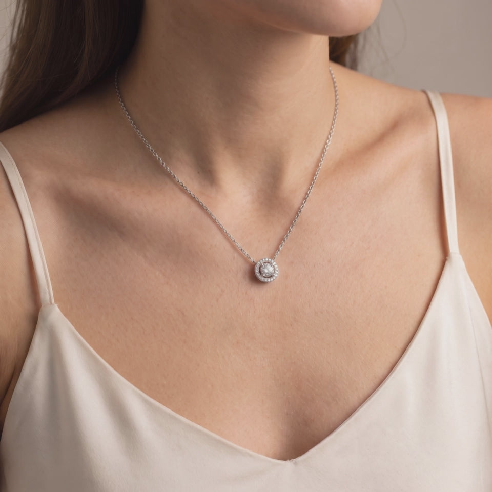 Pendentif Vendôme Diamant Rond porté, or blanc 18 carats ou platine 950 — Maison Laveran Paris