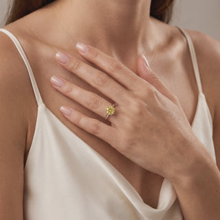 Bague Montaigne Diamant Jaune Rond portée au doigt, vidéo, modèle présenté en or blanc 18 carats — Maison Laveran Paris