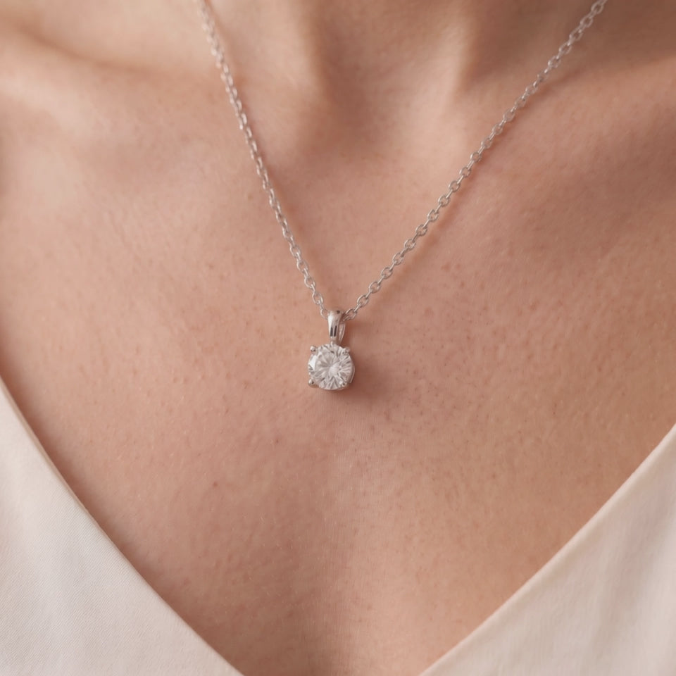 Pendentif Palais Royal porté, or blanc 18 carats ou platine 950 — Maison Laveran Paris