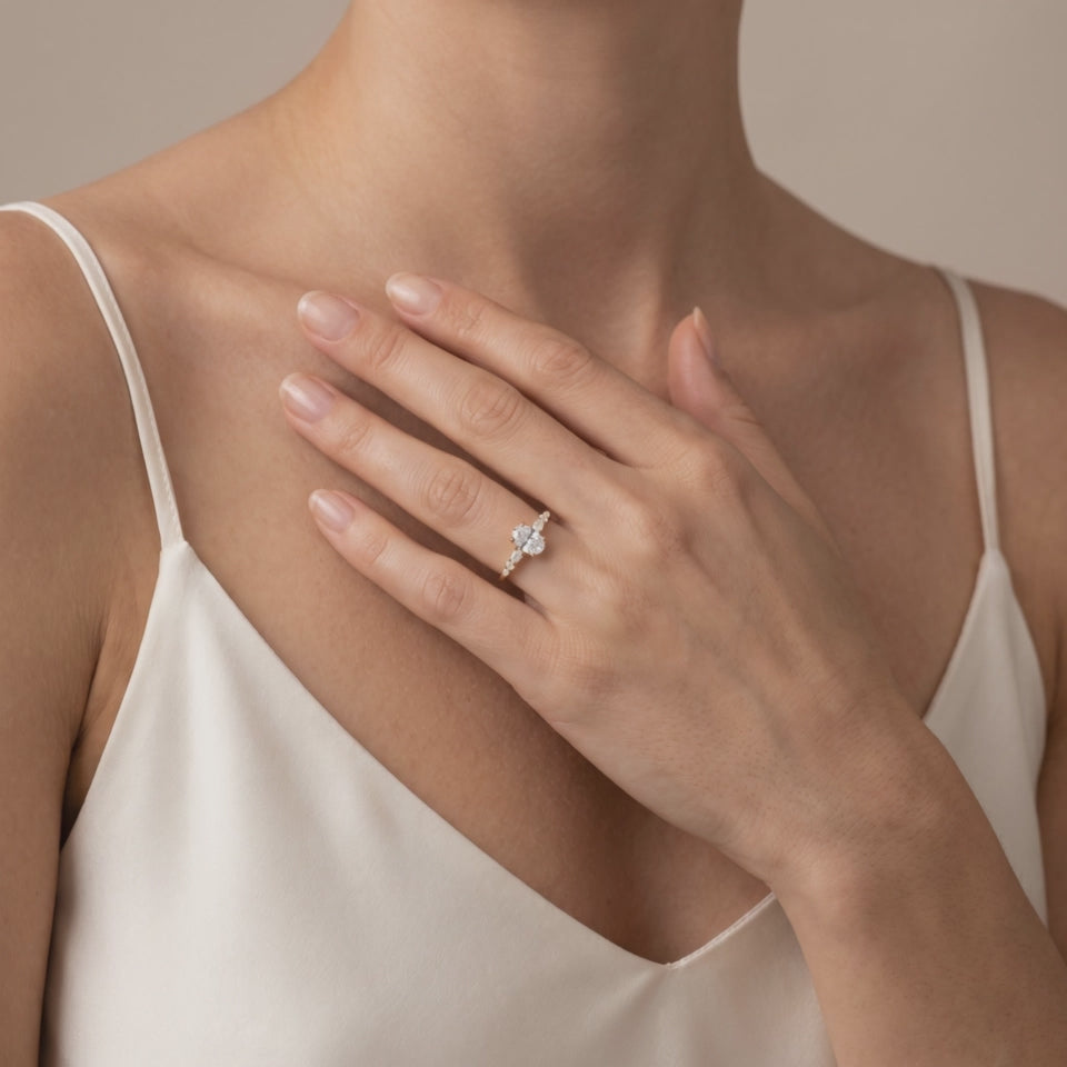 Bague Dauphine portée au doigt, or blanc 18 carats ou platine 950 — Maison Laveran Paris