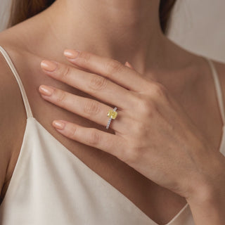 Bague Vendôme Diamants Jaune Coussin portée au doigt, vidéo, modèle présenté en or blanc 18 carats — Maison Laveran Paris