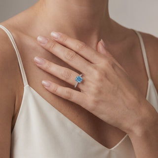 Bague Vendôme Diamants Bleu Coussin portée au doigt, vidéo, modèle présenté en or blanc 18 carats — Maison Laveran Paris