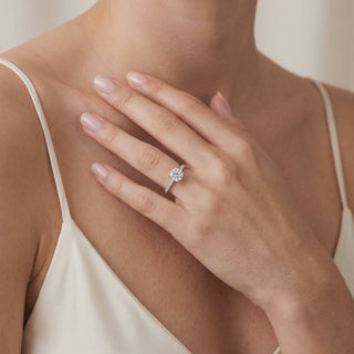 Bague Solitaire Cadet portée au doigt, or blanc 18 carats ou platine 950 — Maison Laveran Paris