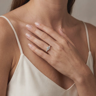 Bague Mozart portée au doigt, or blanc 18 carats ou platine 950 — Maison Laveran Paris
