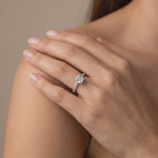 Bague Vendôme Diamants Coussin portée au doigt, or jaune 18 carats — Maison Laveran Paris