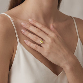 Bague Montaigne Diamant Jaune Poire portée au doigt, vidéo, modèle présenté en or blanc 18 carats — Maison Laveran Paris