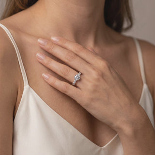 Bague Batignolles portée au doigt, or blanc 18 carats ou platine 950 — Maison Laveran Paris