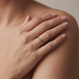 Bague Solitaire Opéra portée au doigt, or jaune 18 carats — Maison Laveran Paris