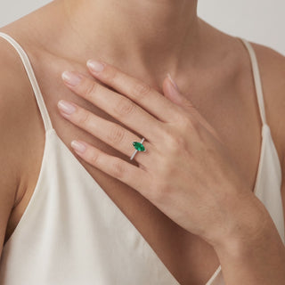 Bague Vendôme Émeraude Synthétique Marquise portée au doigt, vidéo, modèle présenté en or blanc 18 carats — Maison Laveran Paris