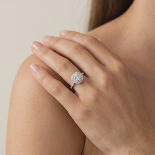 Bague Odéon Double Halo Coussin portée au doigt, or rose 18 carats — Maison Laveran Paris
