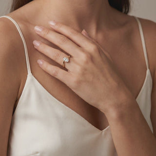 Bague Louvre Ovale portée au doigt, or rose 18 carats — Maison Laveran Paris
