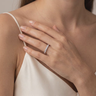 Demi-Alliance Montaigne Barrettes portée au doigt, or jaune 18 carats — Maison Laveran Paris