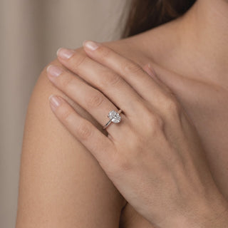 Bague Montaigne Diamant Ovale portée au doigt, or rose 18 carats — Maison Laveran Paris