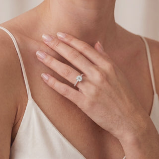 Bague Solitaire Cadet portée au doigt, or rose 18 carats — Maison Laveran Paris