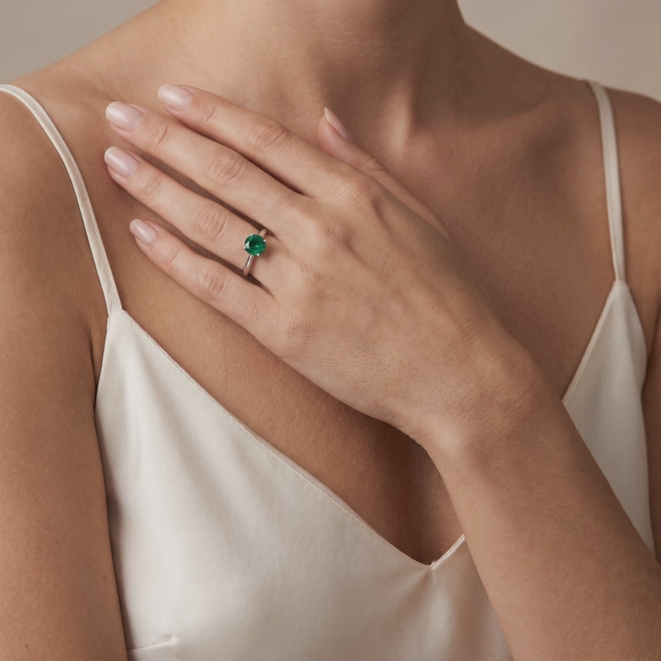 Bague Montaigne Émeraude Synthétique Rond portée au doigt, vidéo, modèle présenté en or blanc 18 carats — Maison Laveran Paris