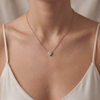 Pendentif Montaigne Cœur porté, or jaune 18 carats — Maison Laveran Paris