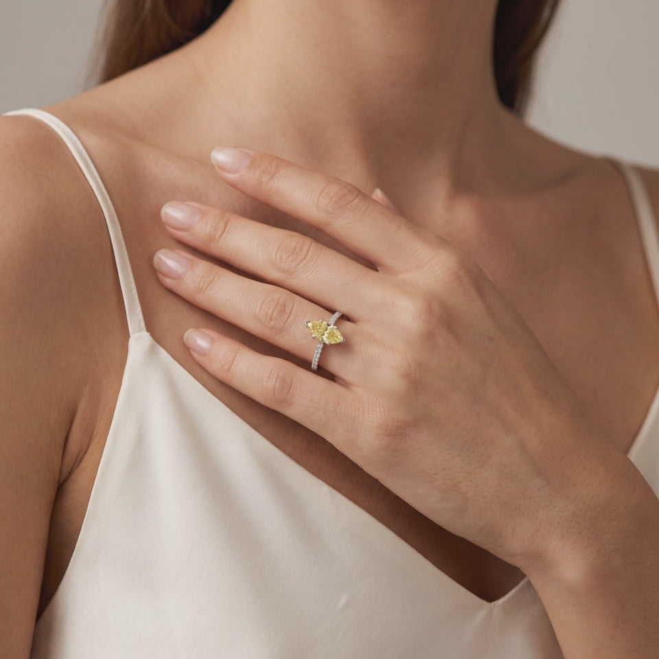 Bague Vendôme Diamants Jaune Marquise portée au doigt, vidéo, modèle présenté en or blanc 18 carats — Maison Laveran Paris