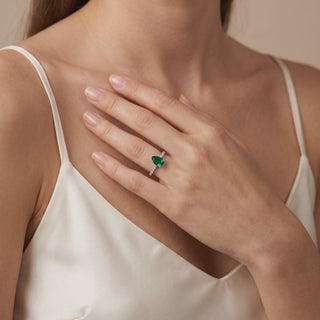 Bague Vendôme Émeraude Synthétique Poire portée au doigt, vidéo, modèle présenté en or blanc 18 carats — Maison Laveran Paris
