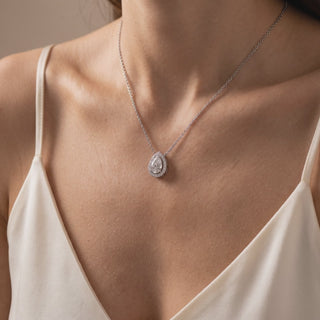 Pendentif Vendôme Diamant Poire porté, or jaune 18 carats — Maison Laveran Paris