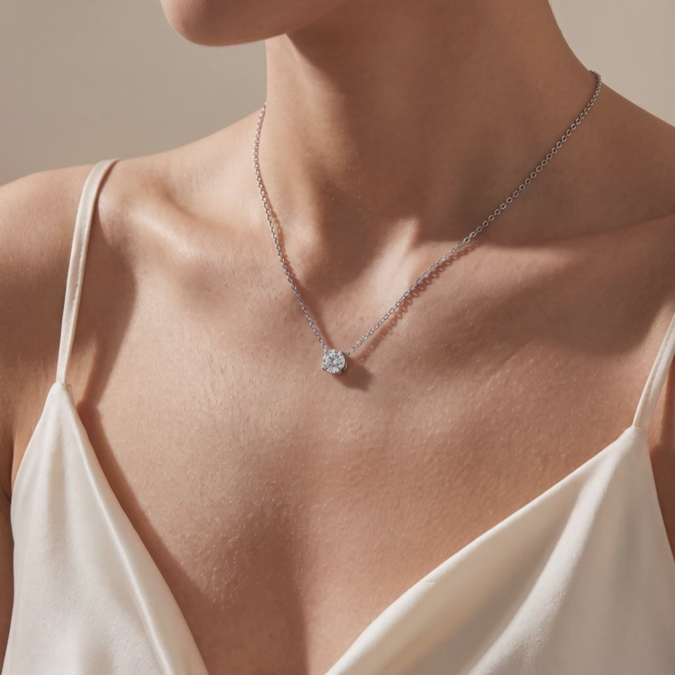 Pendentif Diamant Montaigne Rond porté, or blanc 18 carats ou platine 950 — Maison Laveran Paris
