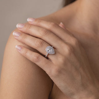 Bague Odéon Double Halo Poire portée au doigt, or blanc 18 carats ou platine 950 — Maison Laveran Paris