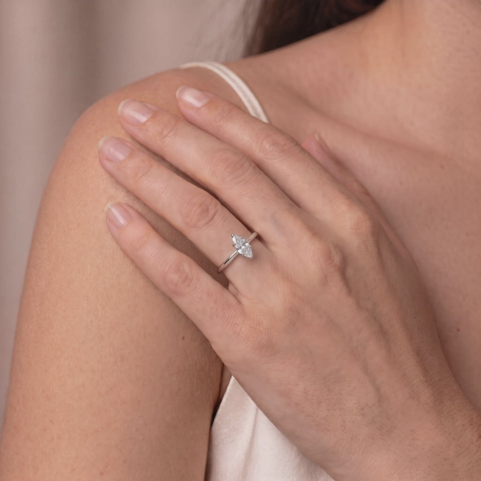 Bague Montaigne Marquise portée, vidéo — Maison Laveran Paris