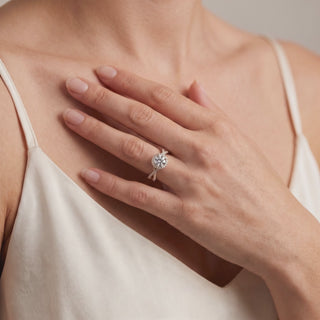 Bague Alma portée au doigt, or rose 18 carats — Maison Laveran Paris