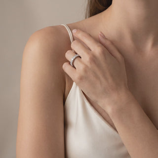 Alliance Montaigne Diamants Princesses portée au doigt, or blanc 18 carats ou platine 950 — Maison Laveran Paris