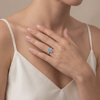 Bague Vendôme Diamants Bleu Marquise portée au doigt, vidéo, modèle présenté en or blanc 18 carats — Maison Laveran Paris